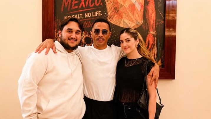 Critican al hijo menor de AMLO por cenar en restaurante de lujo famoso por sus filetes con oro comestible