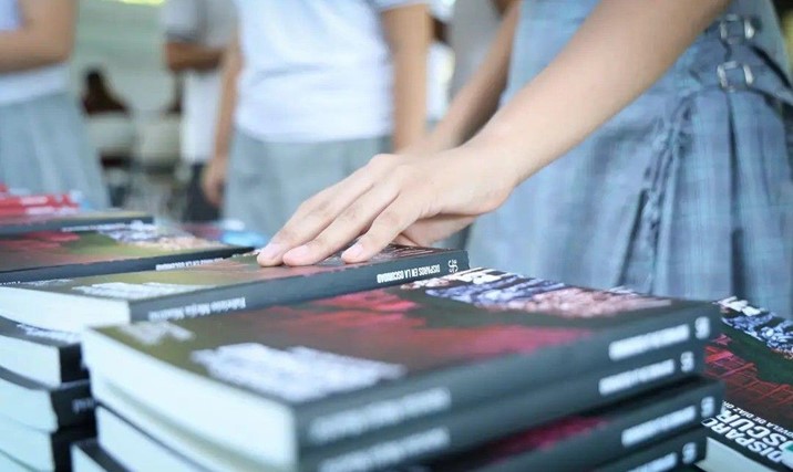 Entregan acervo bibliográfico “25 para el 25” a estudiantes de COBAES en Los Mochis