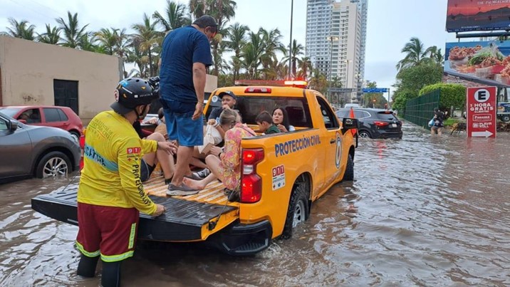 Ante lluvias, Protección Civil va en apoyo y rescate de ciudadanos de la zona sur de Sinaloa