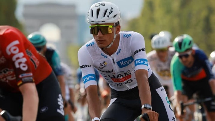Isaac del Toro cae, se levanta y sorprende en Hamburgo