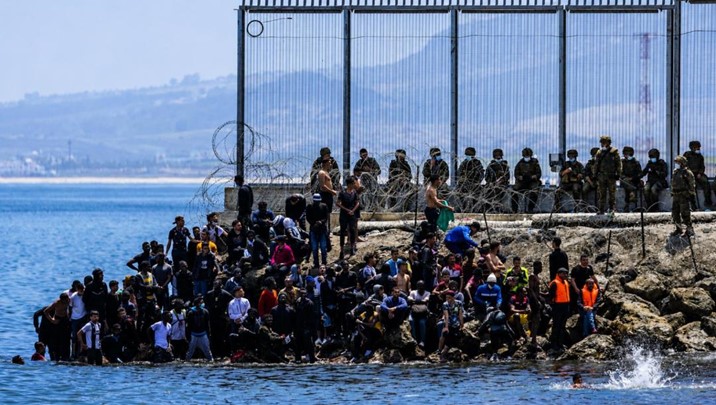 Despliegan militares en Ceuta ante llegada masiva desde Marruecos