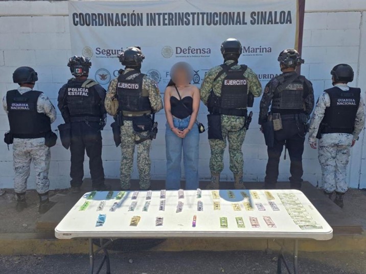  Detienen a mujer con dosis de presunta marihuana y dinero en efectivo 