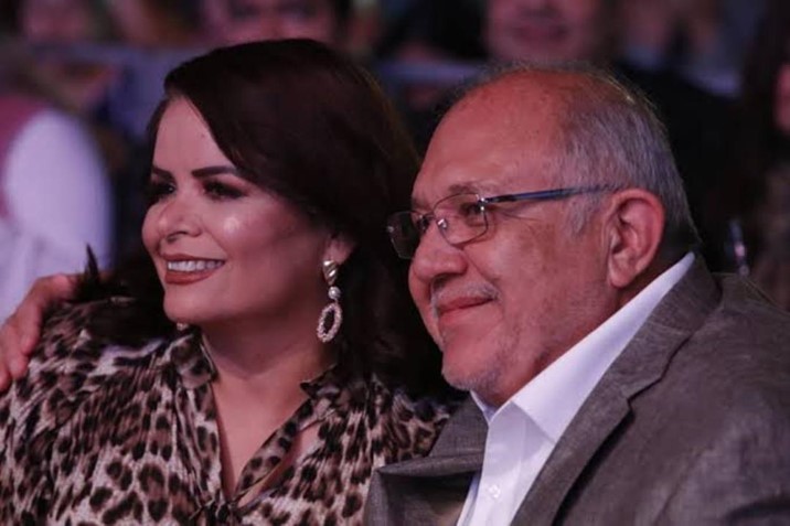 Se dicen adiós el ‘Químico’ Benítez y su esposa, quien deja el DIF