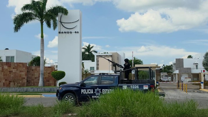 Aseguran dos predios con armamento y vehículos robados en Culiacán
