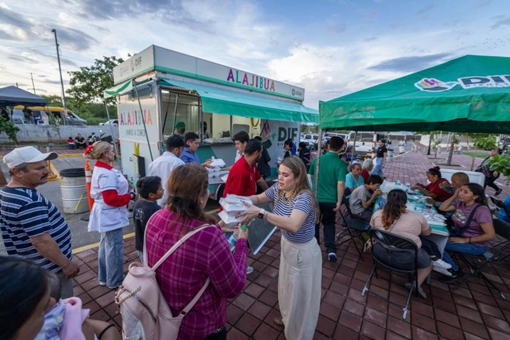 Entregan 180 platillos a familias que esperan afuera del hospital