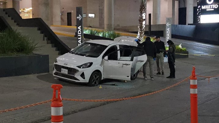 Ejecutan a joven afuera de la Cuatro Ríos; durante el trabajo pericial mueren 2 civiles a balazos dentro de la plaza