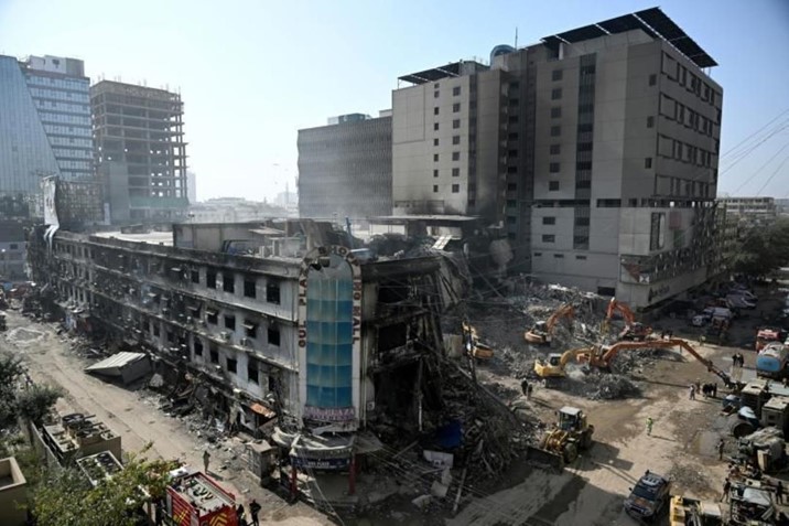 Suman 67 muertos tras incendio de un centro comercial en Pakistán