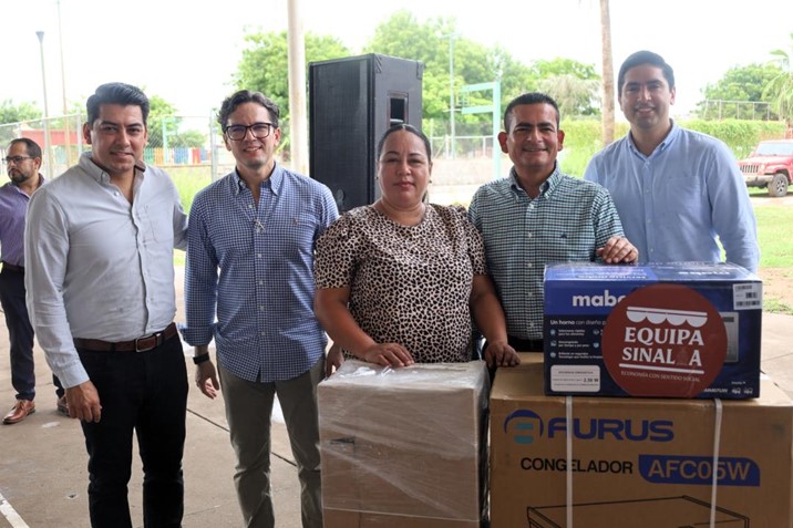 Equipa entrega 237 apoyos para fortalecer negocios familiares en Navolato
