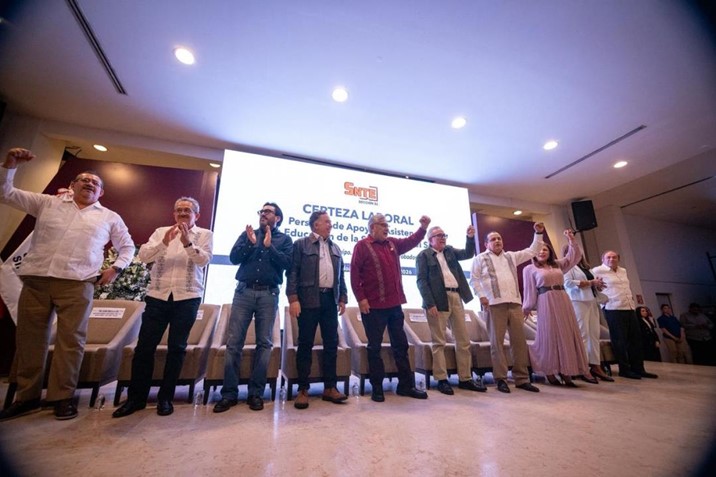 Juan de Dios Gámez acompaña entrega de bases al magisterio sinaloense