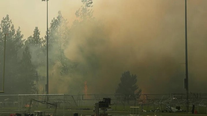 "¡Salgan ahora!": incendio obliga a evacuar miles de hogares en Washington