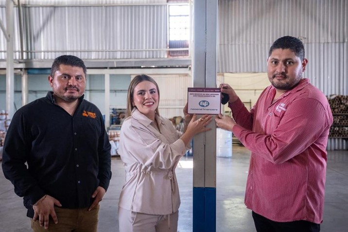 Entrega Ana Miriam Ramos distintivo NAFIN a empresa familiar de Culiacán