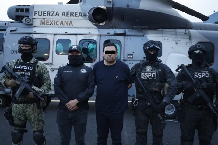 Difunden imagen del “R1” esposado tras operativo federal