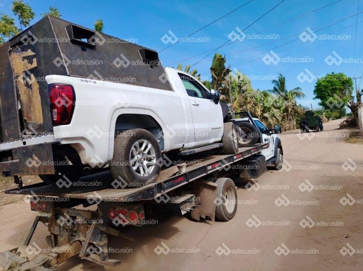 Aseguran camioneta con blindaje artesanal en operativo en Escuinapa