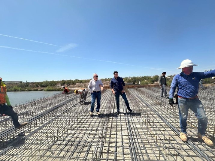 Supervisa Rocha avance de puente vehicular sobre el río Humaya, en Culiacán 