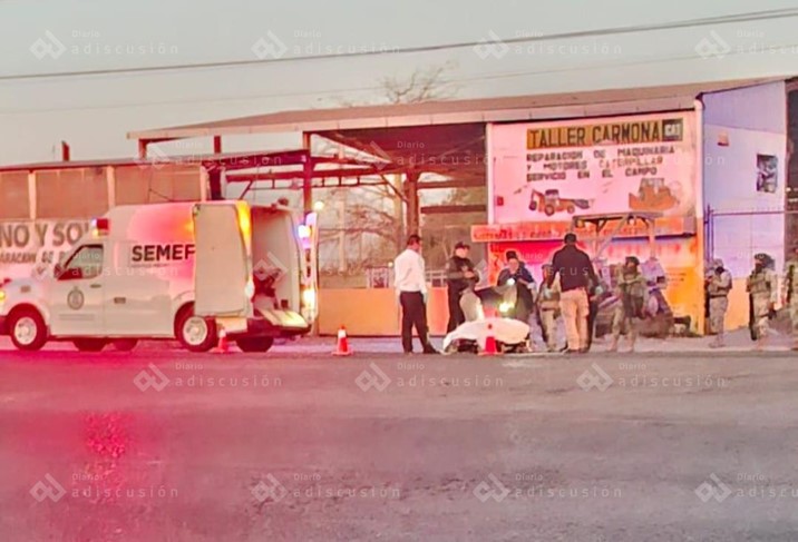 Abandonan cuerpo envuelto en cobija rosa en la Culiacán–Eldorado
