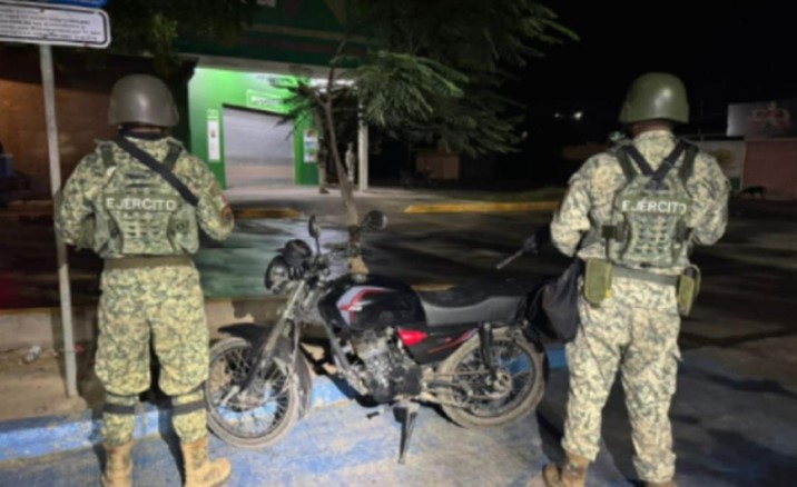 Aseguran una motocicleta y un arma con municiones en Navolato