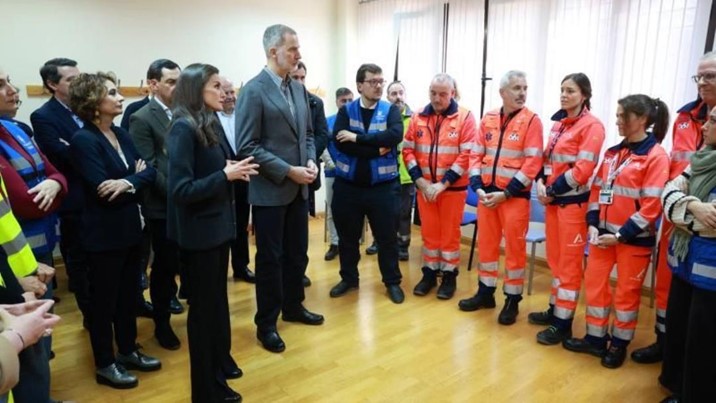 Reyes de España visitan Adamuz tras choque de trenes en Andalucía