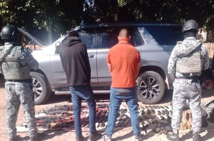  Aseguran arsenal y detienen a dos hombres en El Fuerte