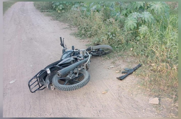 Abandonan motocicleta y arma larga al notar la presencia de militares