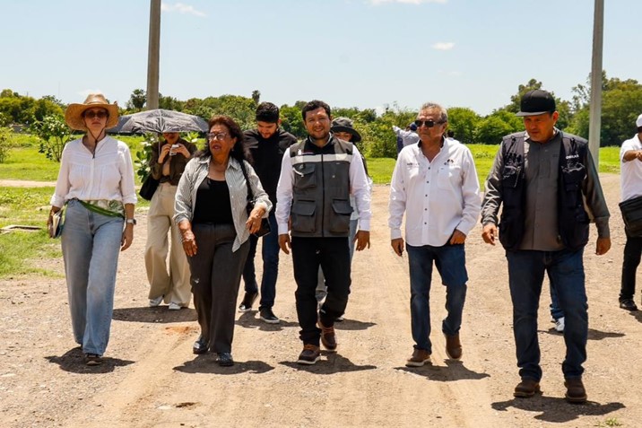 Revisan obras y ofrecen apoyo a familias de predios regularizados