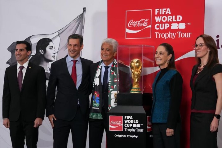 Presentan Copa del Mundo en Palacio Nacional y Claudia Sheinbaum levanta el trofeo
