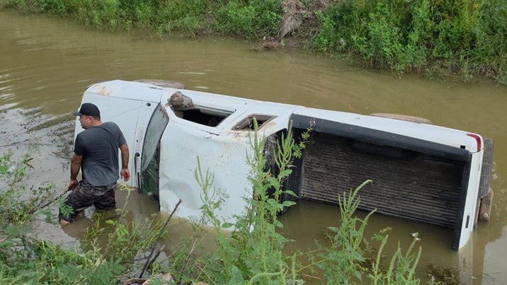 Tres personas resultan lesionadas tras caer en camioneta a un canal en la sindicatura de Costa Rica