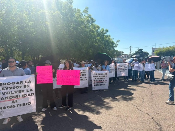Maestros del SNTE 27 llevan demanda pensionaria al Congreso de Sinaloa
