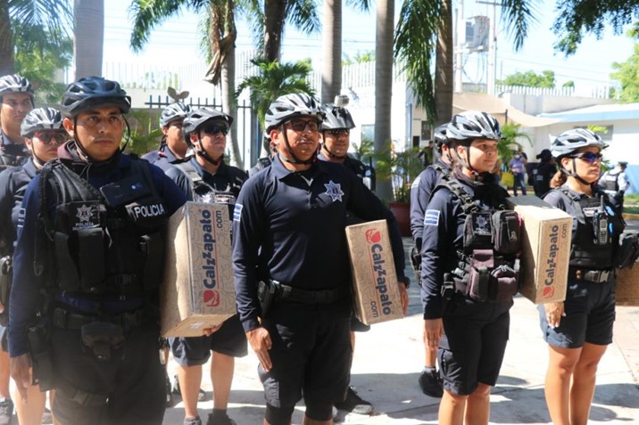  Empresarios entregan calzado para agentes municipales