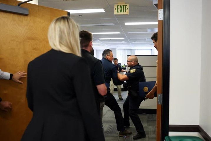 Senador de origen latino en California es derribado al suelo al querer platicar con Kristi Noem