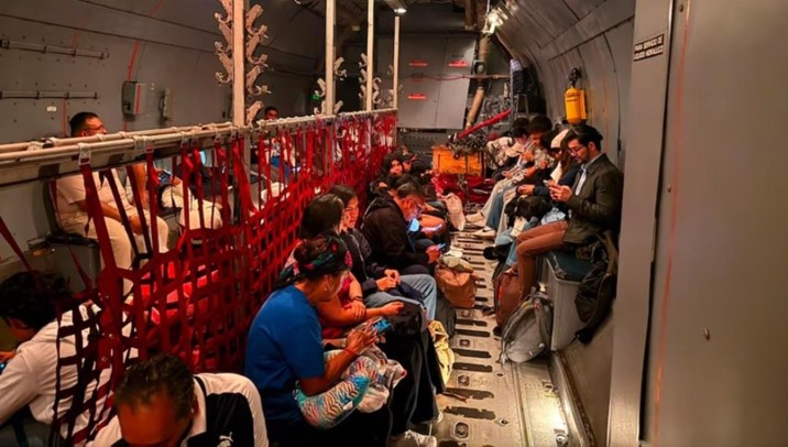 Avión militar trae a 36 mexicanos evacuados tras terremoto en Colombia