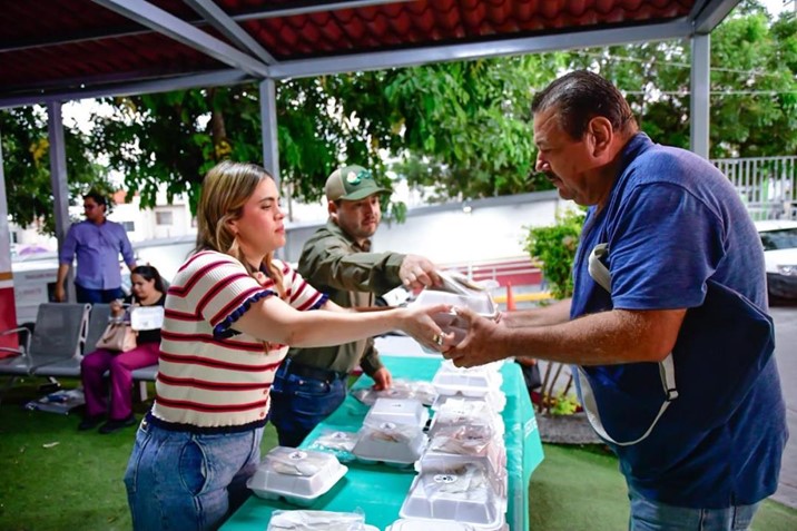 Ana Miriam Ramos comparte cena y escucha a familiares de pacientes en el ISSSTE
