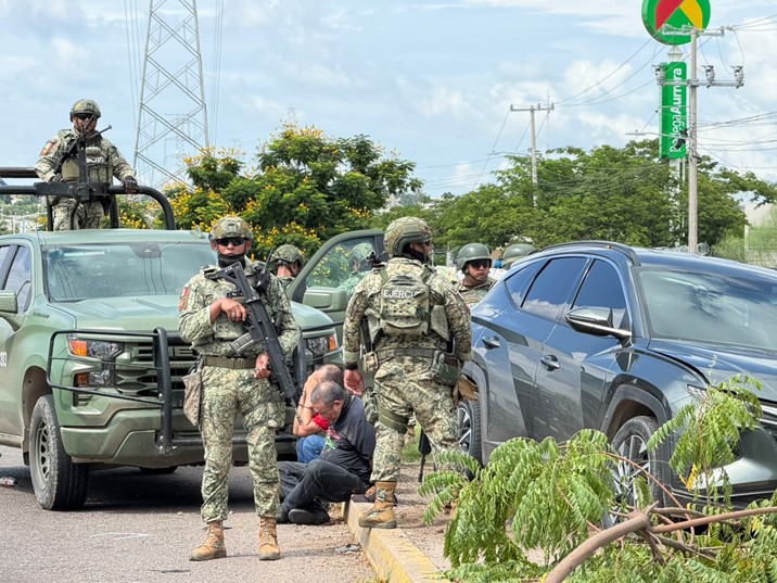 Persecución y balacera dejan tres detenidos y una persona rescatada al sur de Culiacán