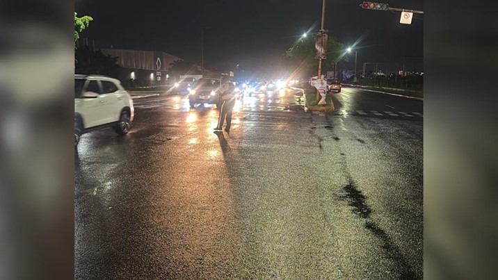 Tránsito despliega operativo en vialidades afectadas por lluvias en Culiacán
