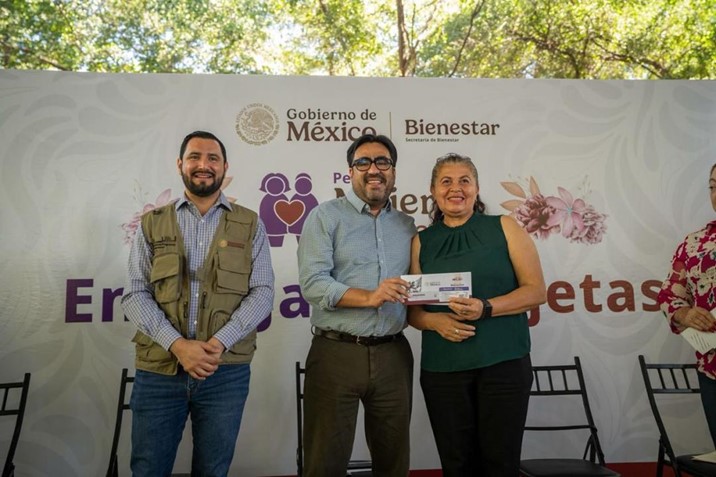 Entregan más de mil tarjetas de Pensiones Mujeres Bienestar en Culiacán