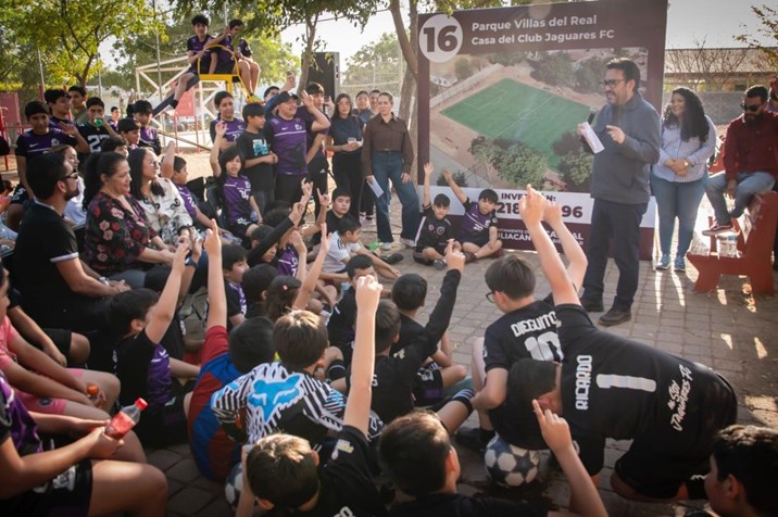Juan de Dios Gámez pone en marcha construcción de cancha de futbol de pasto sintético en Villas del Real