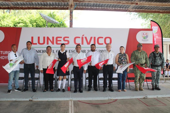 Regresa como alcalde a la secundaria donde comenzó su historia