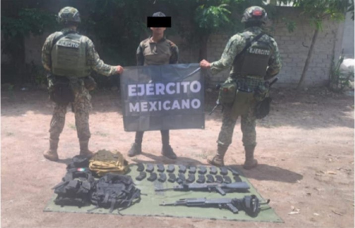 Detienen a un sujeto con armas largas y equipo táctico, en Elota