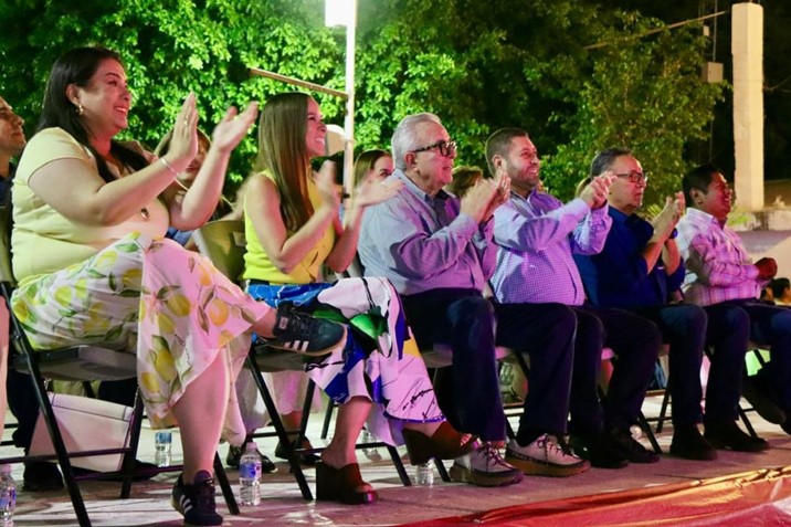 Asiste gobernador Rocha al desfile del Carnaval de Badiraguato