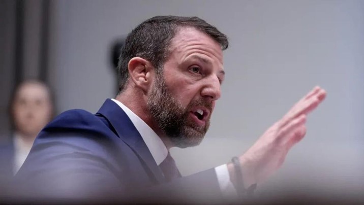 Llega Markwayne Mullin a Palacio Nacional para reunirse con Sheinbaum