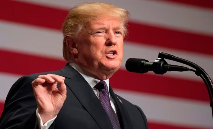 Senado de EU aprueba plan fiscal de Trump; incluye un gravamen de 1% a remesas que envían los migrantes