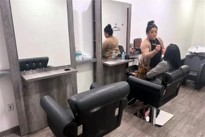 Salón de belleza funciona al interior del Senado