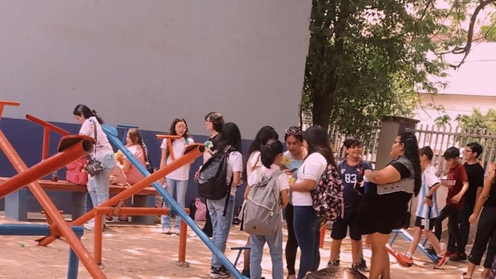 ¡Entre lágrimas y abrazos! Alumnos le dicen adiós las clases en las escuelas