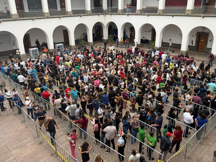 ¡Madrugaron! Cientos de culiacanenses hacen fila por boletos para ver a la Banda MS