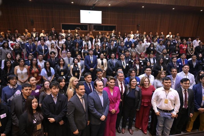 Carlos Escobar participa en Parlamento Juvenil en San Lázaro