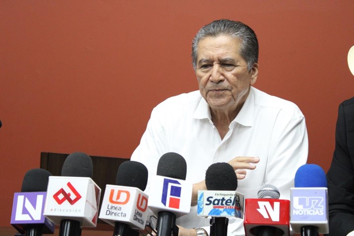 Es “una aberración” el llamado a la quema de libros por parte del PRI y PAN, opina Feliciano Castro