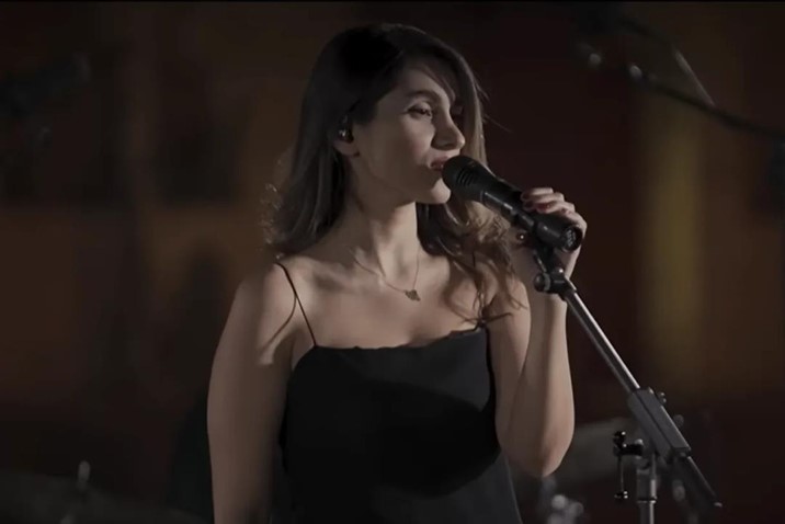 Cantante iraní recibe 74 latigazos tras concierto sin velo