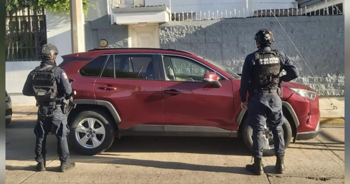 Recuperan en minutos SUV robada en estacionamiento de supermercado en Culiacán