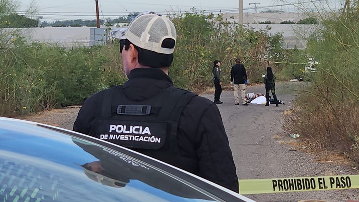 Encobijado y con un ‘narco mensaje’ localizan a una persona asesinada, en Culiacán