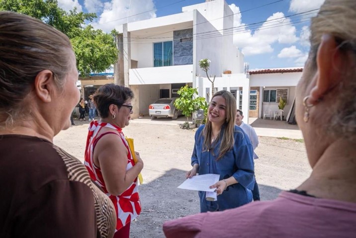 Ana Miriam Ramos entrega escrituras y lleva certeza jurídica a familias de Valle de Encino