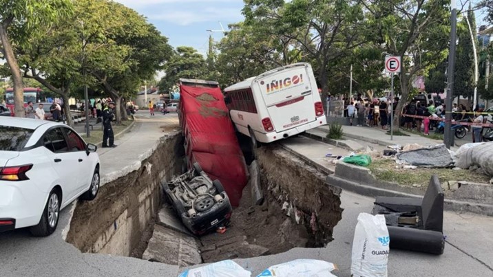 Enorme socavón ‘se traga’ tres autos en Guadalajara; hay dos menores y un bebé heridos